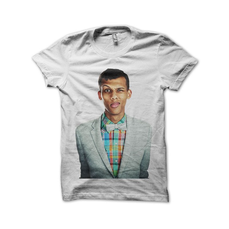 Formidable stromae где послушать. Футболка Stromae. Stromae в рубашке. Белого Stromae. Stromae селфи.